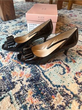 ALEX MARIE Karma009 Black Patent Peep Toe Bow Heels Size 8.5M